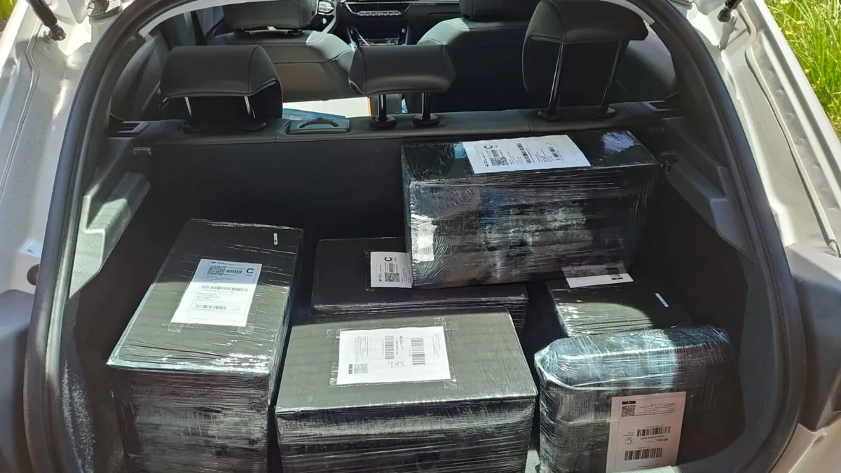 Baúl de auto cargado con pedidos embalados listos para despachar