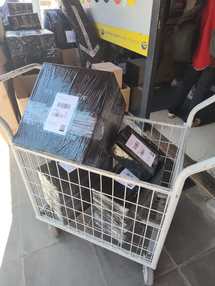 Carro con pedidos en la sucursal de envíos